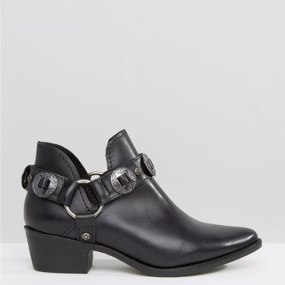 Steve Madden Aces Leather D Ring Heeled Ankle Boots
